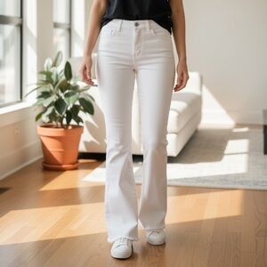 Buckle Brand–Willow & Root
Women’s White Flare Jeans
Size 27x34. Great condition
